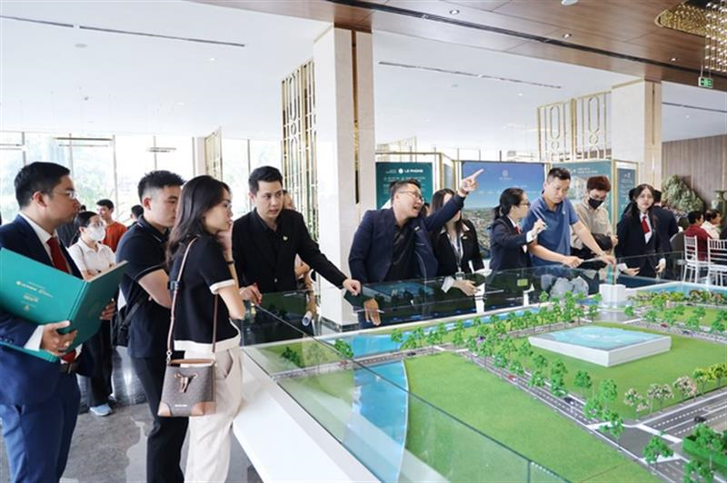 Tích cóp hơn 1 tỉ đồng, mua căn hộ hay gửi ngân hàng?